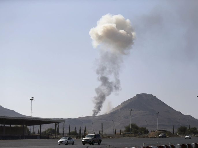 Smoke rises from an army weapons depot hit by a Saudi-led air strike in al-Nahdain mountain in Yemen's capital Sanaa October 25, 2015. REUTERS/Khaled Abdullah