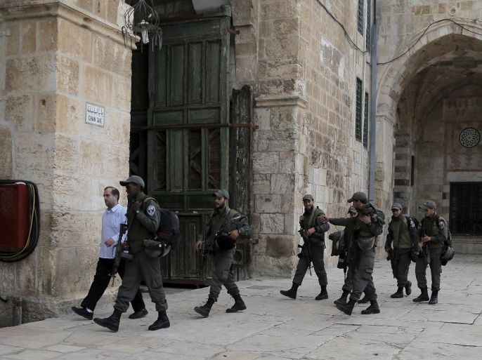 Israeli paramilitary police walk on the compound known to Muslims as the Noble Sanctuary and to Jews as Temple Mount in Jerusalem's Old City October 26, 2015. Monday's visit to the compound was low-key by most standards - no fighting broke out, no one was ejected by the police, everyone left calmly and life returned to normal. But in critical ways it cut to the heart of an issue fuelling the worst violence between Palestinians and Israel in years: whether the status quo at the site, also known as the Al-Aqsa mosque compound, is being properly enforced. REUTERS/Ammar Awad