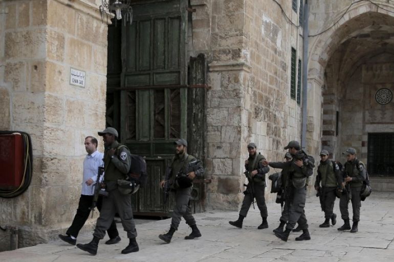 Israeli paramilitary police walk on the compound known to Muslims as the Noble Sanctuary and to Jews as Temple Mount in Jerusalem's Old City October 26, 2015. Monday's visit to the compound was low-key by most standards - no fighting broke out, no one was ejected by the police, everyone left calmly and life returned to normal. But in critical ways it cut to the heart of an issue fuelling the worst violence between Palestinians and Israel in years: whether the status quo at the site, also known as the Al-Aqsa mosque compound, is being properly enforced. REUTERS/Ammar Awad
