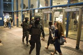 Israeli special forces walk out of the Central Jerusalem Bus Station after police said a woman was stabbed by a Palestinian outside the bus station October 14, 2015. A Palestinian stabbed and moderately wounded a 70-year-old woman outside Jerusalem's central bus station, at the entrance to the city, before an officer shot him dead, a police spokeswoman said. Israel began setting up roadblocks in Palestinian neighbourhoods in East Jerusalem and deploying soldiers across the country on Wednesday to stop a wave of Palestinian knife attacks. Seven Israelis and 32 Palestinians killed in violence, including children and assailants, have been killed in two weeks of bloodshed in Israel, Jerusalem and the occupied West Bank. REUTERS/ Ronen Zvulun