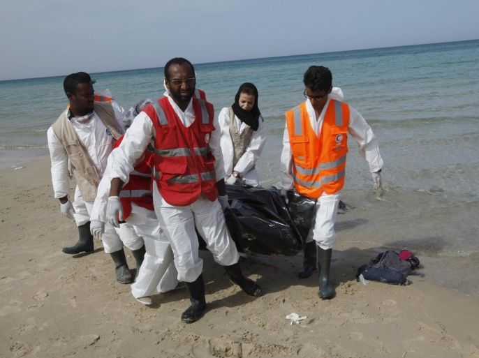 ATTENTION EDITORS - VISUAL COVERAGE OF SCENES OF INJURY OR DEATHLibyan Red Crescent workers carry a body bag containing a migrant who died after a boat of migrants sank off the coastal town of Garabulli, east of Tripoli, in Libya October 21, 2015. REUTERS/Ismail ZitounyTEMPLATE OUT