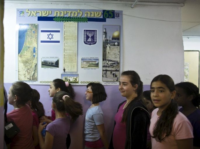 Israeli elementary school students stand in the hallway during a nationwide emergency drill simulating a rocket attack, in Jerusalem June 2, 2015. Israel launched a five-day annual home front defence exercise on Sunday, preparing soldiers and civilians for missile attacks. REUTERS/Ronen Zvulun