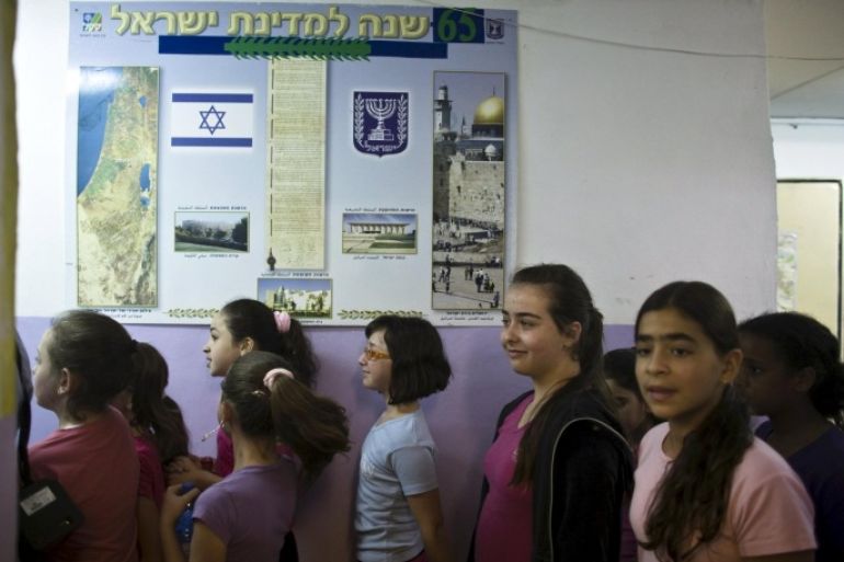 Israeli elementary school students stand in the hallway during a nationwide emergency drill simulating a rocket attack, in Jerusalem June 2, 2015. Israel launched a five-day annual home front defence exercise on Sunday, preparing soldiers and civilians for missile attacks. REUTERS/Ronen Zvulun