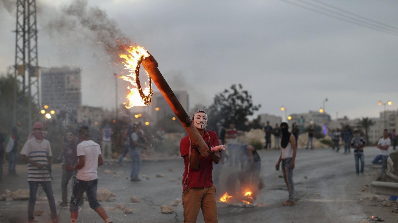 الشبان الفلسطينيون تصدوا لقوات الاحتلال واشتبكوا معها في مناطق بالضفة (أسوشيتد برس)