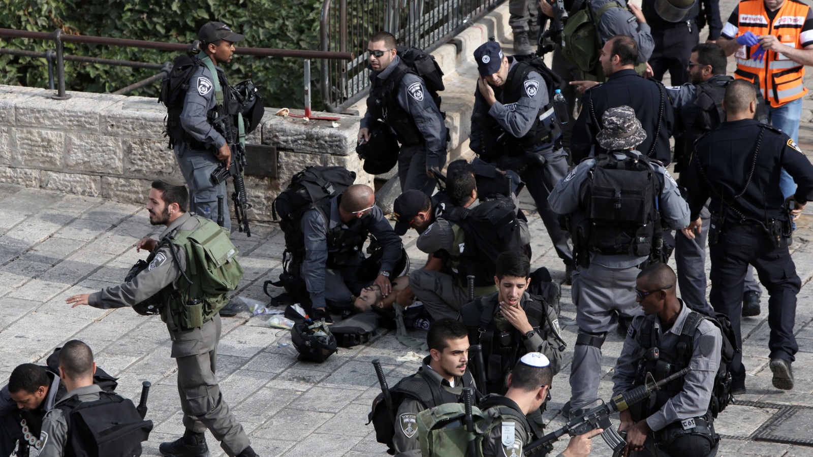 ‪جنود الاحتلال يسعفون أحد جرحاهم في القدس‬ جنود الاحتلال يسعفون أحد جرحاهم في القدس (الفرنسية)