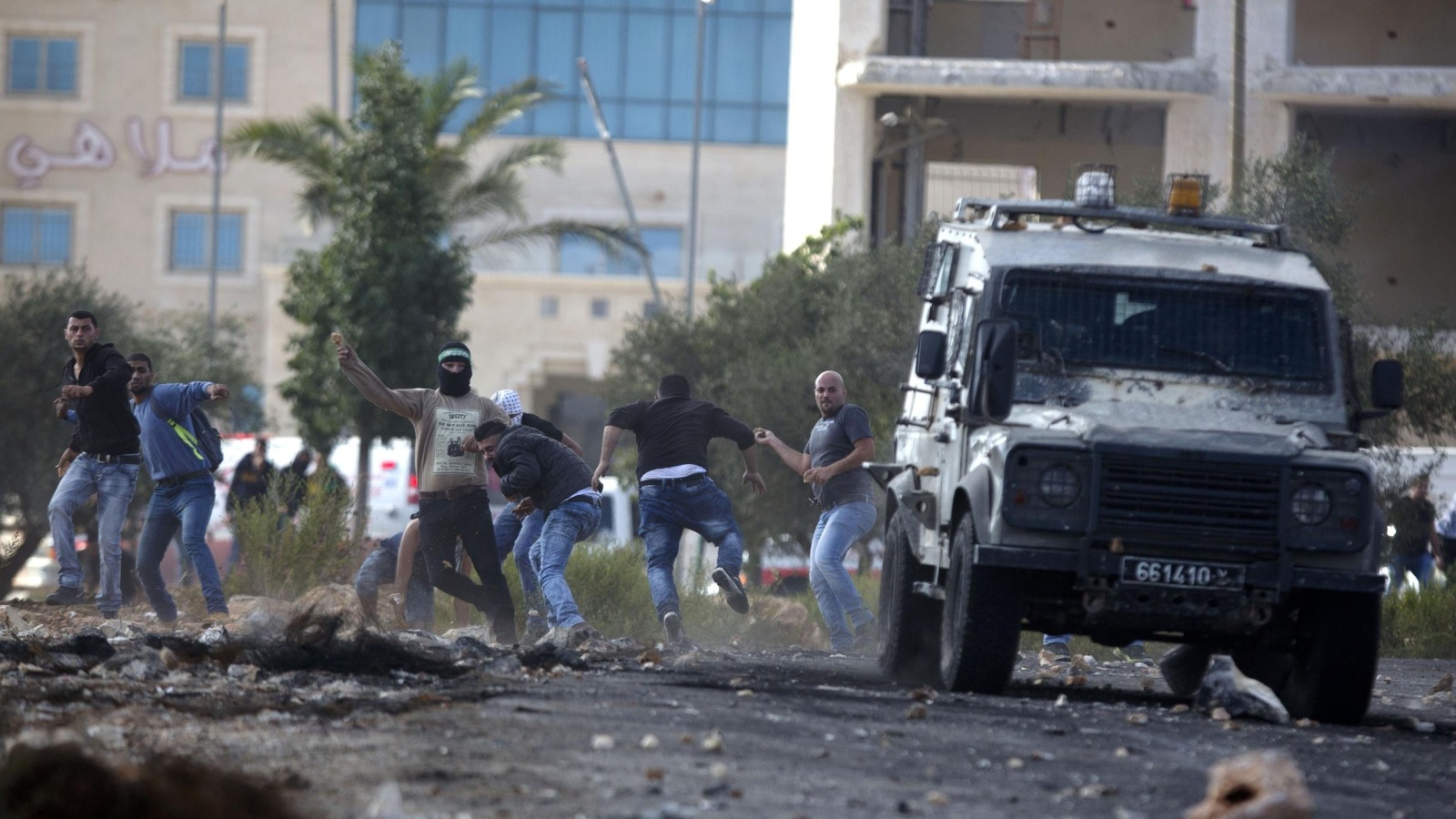 الشبان الفلسطينيون تصدوا لقوات الاحتلال بالقدس وعدد من مدن الضفة (أسوشيتد برس)