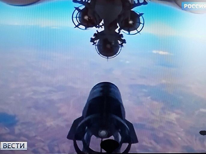 تعليق الصورة من روسيا: لقطة من إحدى القنوات الروسية تم التقاطها من داخل طائرة أثناء قصفها في سوريا (الجزيرة)