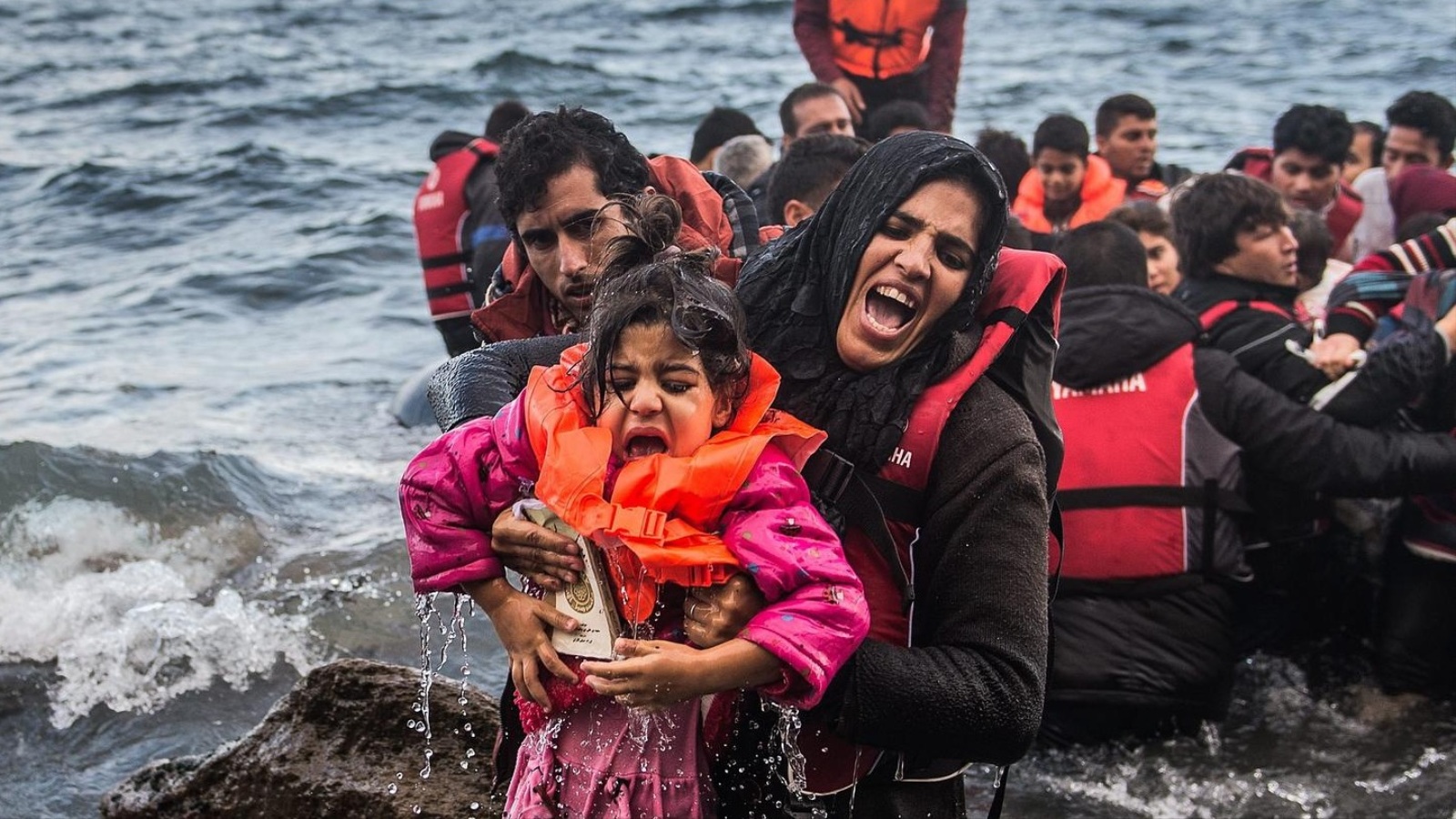لاجئون يصلون إلى شاطئ جزيرة ليسبوس اليونانية اليوم الجمعة رغم الطقس السيء (الأوروبية)