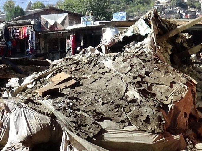 A damaged house is seen a day after a 7.7 magnitude earthquake in Chitral, Pakistan, 27 October 2015. Troops and rescuers were scrambling to reach thousands of people feared trapped under rubble in northern Pakistan on 27 October, a day after a powerful earthquake that so far has killed over 300 people in the region, including 230 in Pakistan. More than 1,200 injured people were being treated at hospitals in the north-western province of Khyber-Pakhtunkhwa, Chief Minister Pervaiz Khattak said.