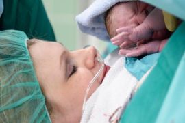 خبراء ألمان يحذرون من الاستهانة باكتئاب ما بعد الولادة / بكتشر إيليانس