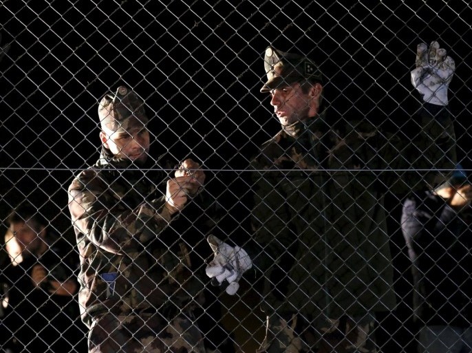 Hungarian soldiers close a border with Croatia near the village of Botovo, Croatia October 17, 2015. Croatia has a plan to manage the flow of migrants agreed with Slovenia that it will start implementing when Hungary seals off the Hungarian-Croatian border, the government's spokesman said on Friday. Hungary said on Friday it would close its southern border with Croatia from midnight. REUTERS/Antonio Bronic