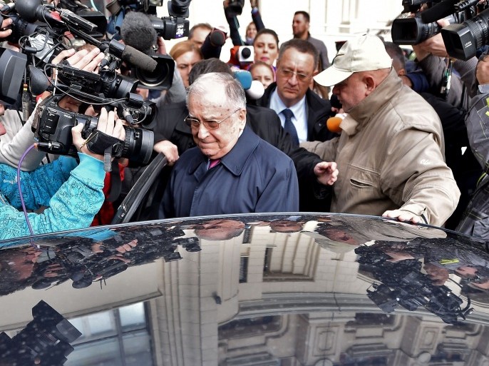 DAN140 - Bucharest, -, ROMANIA : Ion Iliescu (C), former Romanian President leaves the court after he was interrogated by prosecutors in Bucharest on October 21, 2015. A Romanian court has launched a probe into former president Ion Iliescu for alleged crimes against humanity over the violent suppression of protests in 1990, months after the fall of the Communist regime, prosecutors said Wednesday. AFP PHOTO / GRIGORE POPESCU