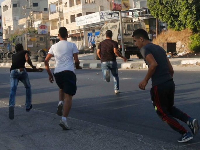 ‪مواجهات أمس بين الشبان الفلسطينيين وقوات الاحتلال بمدينة نابلس خلال اقتحامها للمدينة‬ (الجزيرة)