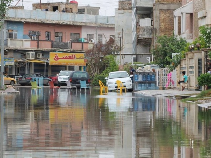 مياه الأمطار أصابت الحركة داخل أحياء بغداد بالشلل(الجزيرة)