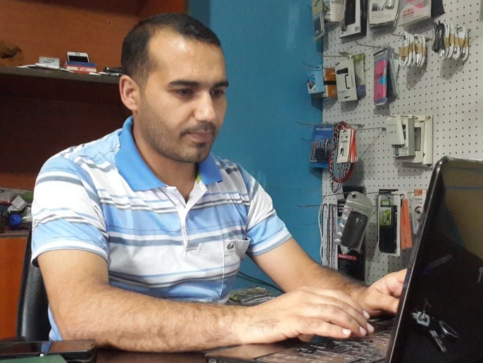 ‪عمر المصري سعيد لنجاح شقيقه اللاجئ اللبناني في الوصول لألمانيا‬ (الجزيرة)