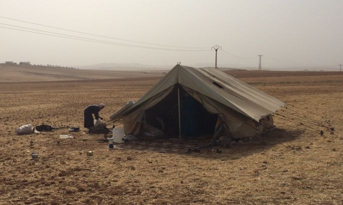 خيمة وسط حقل زراعي في قرية مراقيص بريف حلب الجنوبي تحتوي عائلة أم محمود وبناتها الخمسة 21 10 2015