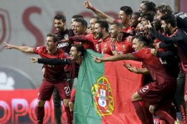 Portugal's team poses with the flag of Portugal at the end their Euro 2016 qualifying soccer match against Denmark at Municipal Stadium in Braga, Portugal, October 8, 2015. REUTERS/Miguel Vidal