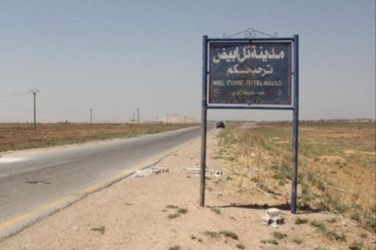 المدخل الشرقي لبلدة تل أبيض التي انتزعتها قوات عربية وكردية من تنظيم الدولة الإسلامية (الجزيرة) أرشيف