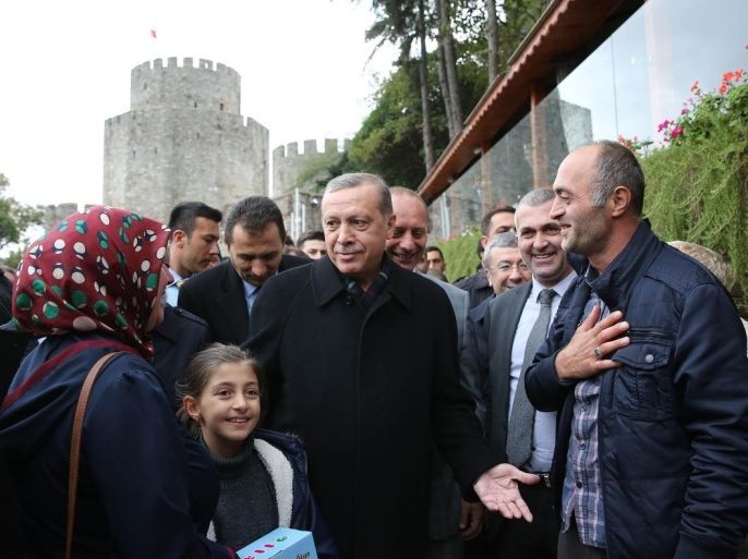 الرئيس التركي رجب طيب اردوغان مع مواطنين لدى توجهه لصلاة الظهر في اسطنبول اليوم عشية الانتخابات (الأناضول)
