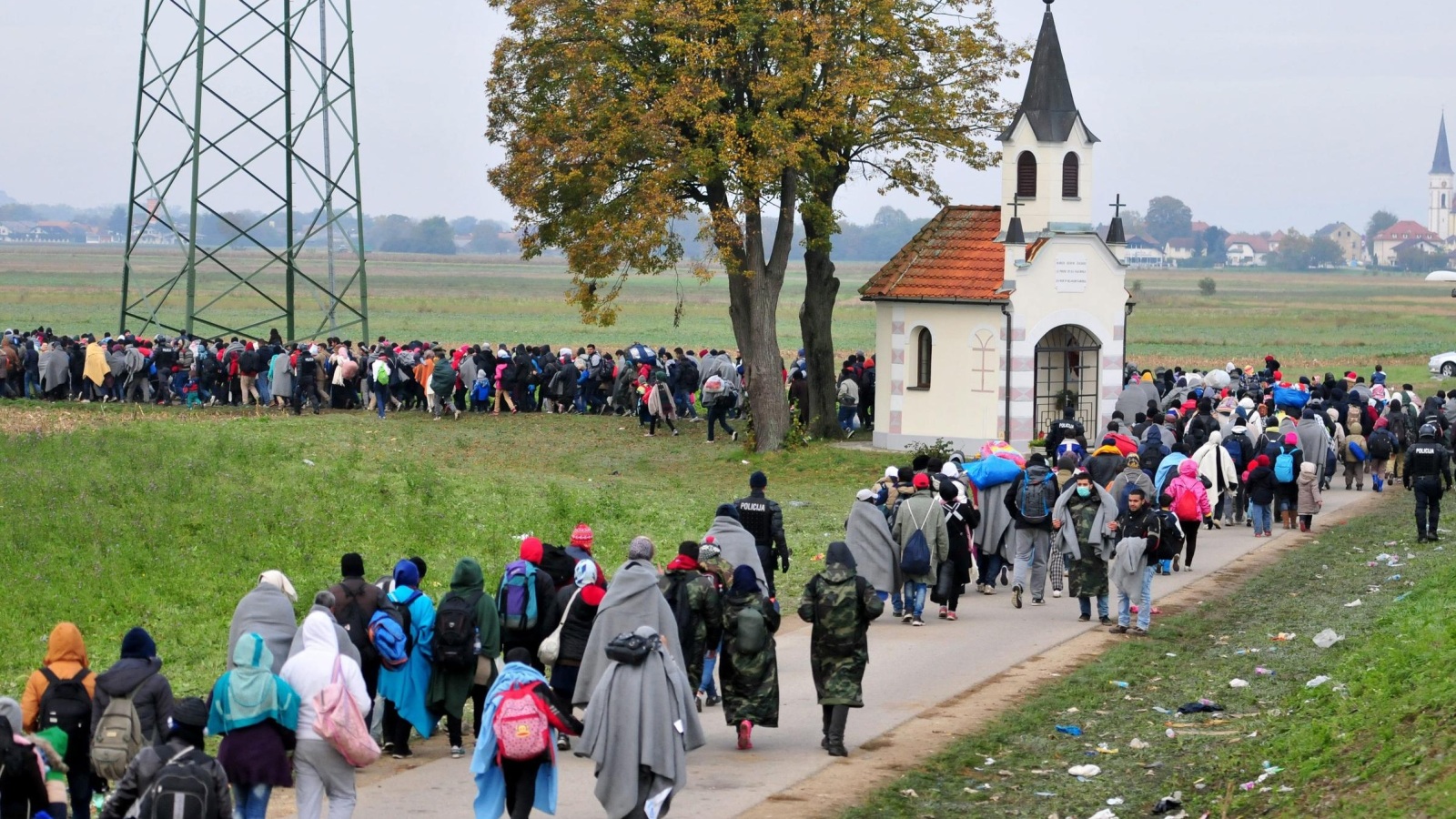 لاجئون يعبرون من كرواتيا إلى سلوفينيا (لأوروبية)