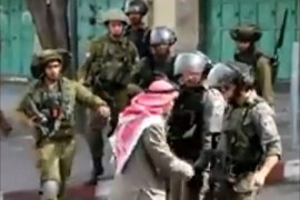 مسن يحاول منع قوات الاحتلال من استهداف الفلسطينيين