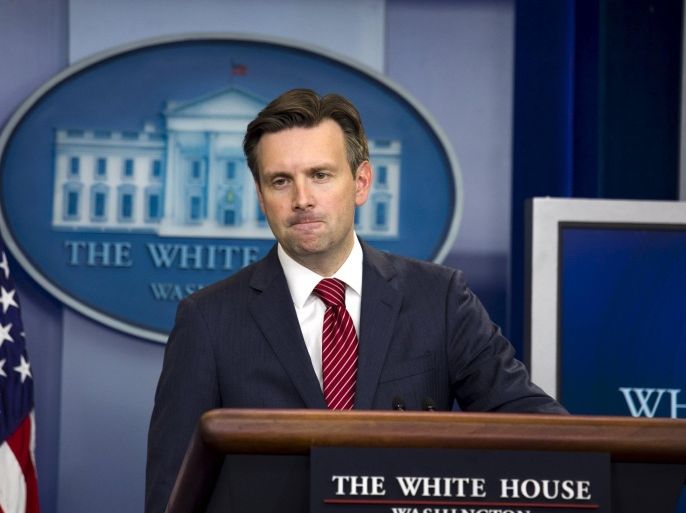 White House spokesman Josh Earnest speaks to reporters from the briefing room of the White House in Washington October 1, 2015. REUTERS/Kevin Lamarque