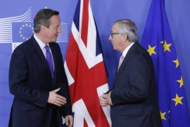 British Prime Minister David Cameron (L) is welcomed by European Commission President Jean Claude Juncker (R) prior to a meeting ahead of the EU Summit in Brussels, Belgium, 15 October 2015. EU Heads of State or Government will focus on migration. The completion of the Economic and Monetary Union and the state of play on the British referendum are also topics to be discussed.