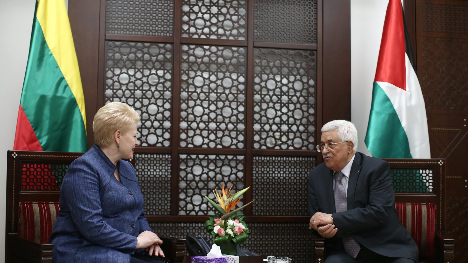 ‪رئيسة ليتوانيا تلتقي عباس وتؤكد تأييد بلادها لحل الدولتين من خلال المفاوضات‬  (الأوروبية)
