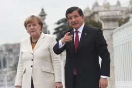 German Chancellor Angela Merkel (L) chats with Turkish Prime Minister Ahmet Davutoglu (R) as they are on a walk within their meeting in Istanbul, Turkey, 18 October 2015. German Chancellor Angela Merkel is on an official visit to Turkey for talks on how to deal with the refugee crisis in Europe.
