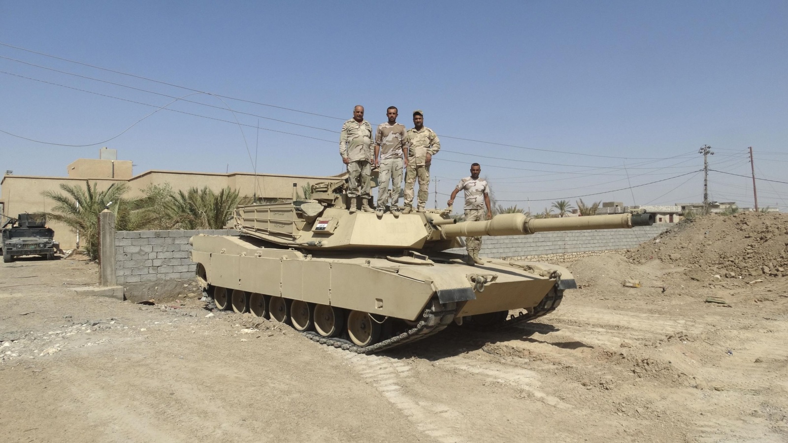 ‪قوات عراقية بعد استعادتها منطقة زنكورة غربي الرمادي قبل أيام‬ (أسوشيتد برس)