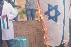 الطلاب أحرقوا العلم الإسرائيلي