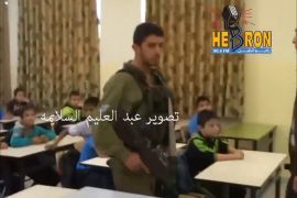اقتحام جنود الاحتلال الصفوف الدراسية بالخليل