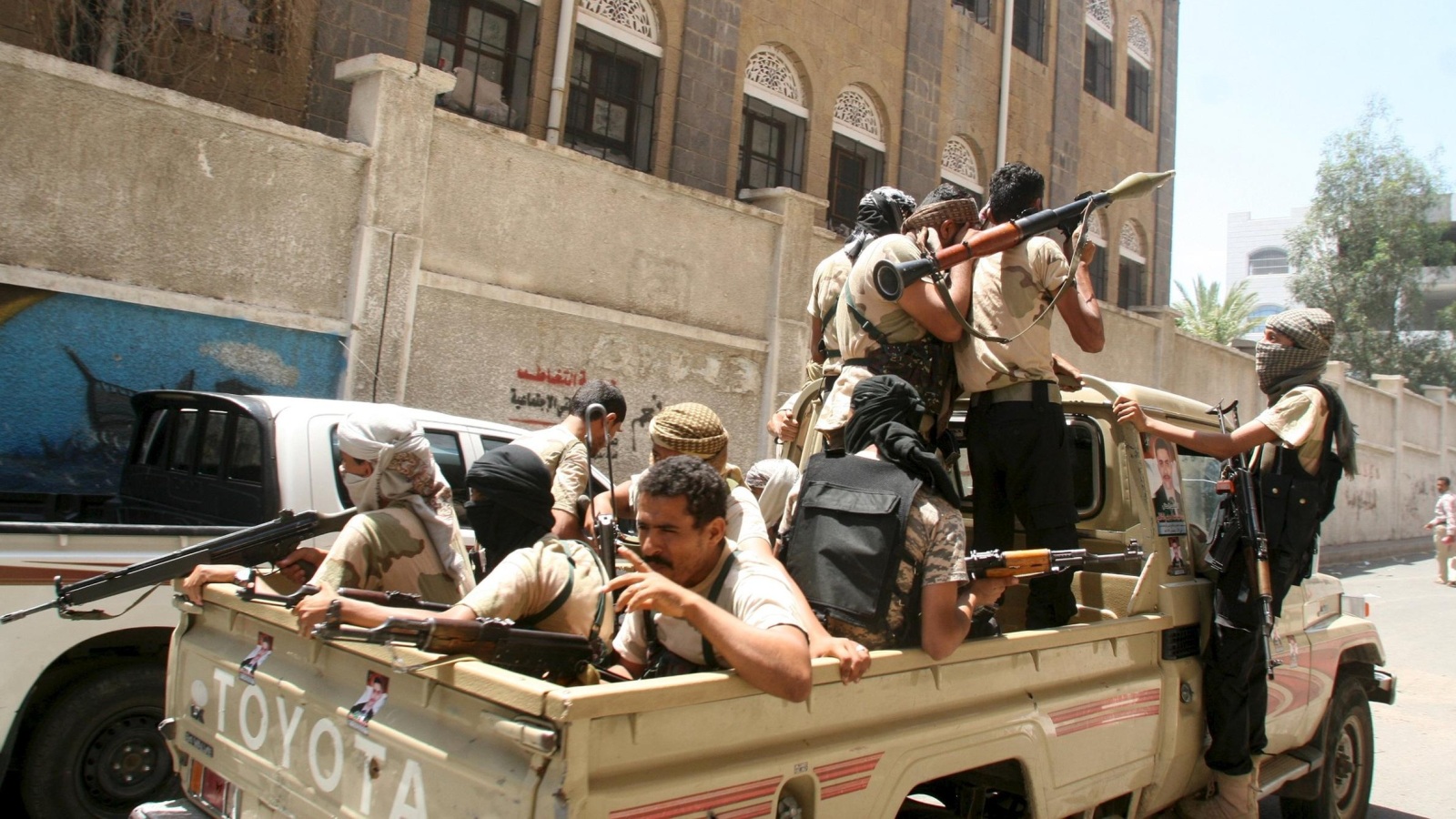 ‪عناصر من المقاومة يجوبون شوارع مدينة تعز لتوفير الأمن والحماية من هجمات الحوثيين‬ (رويترز)