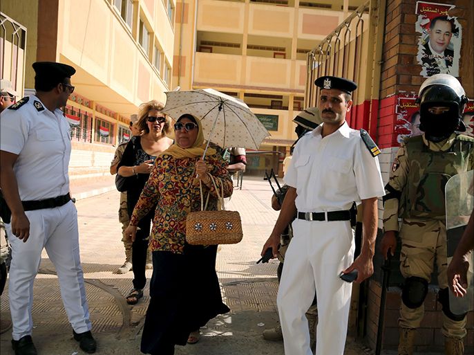 Women leave after casting their votes at a school used as a polling station in Alexandria, Egypt, October 18, 2015. Egypt's long-awaited parliamentary election got off to a slow start on Sunday, marking the final step in a process that was meant to restore democracy but which critics say has been undermined by state repression. REUTERS/Asmaa Waguih - RTS4XWP
