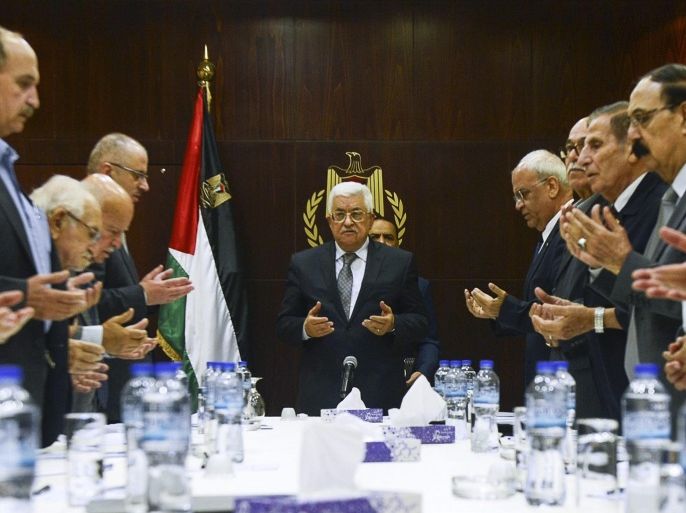A photograph supplied by the Palestinian Authority shows Palestinian President Mahmoud Abbas (C), heading a meeting of the Palestinian Liberation Organization (PLO), at his headquarter in the West Bank town of Ramallah, 06 October 2015. EPA/THAER GHANAIM/ PALESTINIAN AUTHORITY / HANDOUT