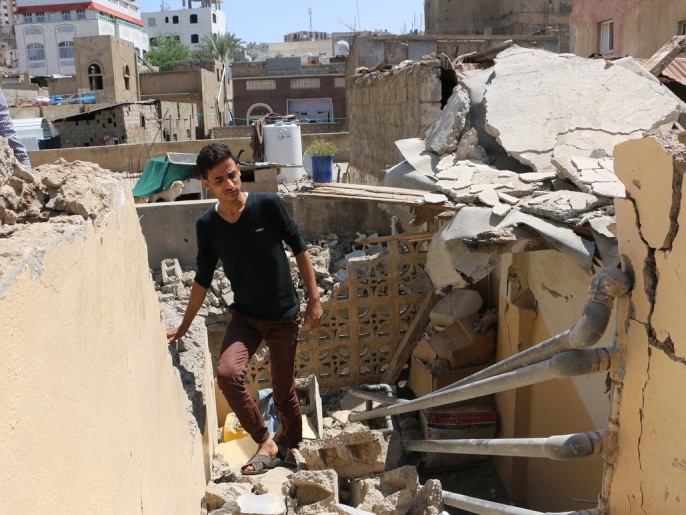 ‪آثار للدمار الذي خلفه قصف الحوثيين لمدينة تعز قبل أيام‬ آثار للدمار الذي خلفه قصف الحوثيين لمدينة تعز قبل أيام (الأناضول)