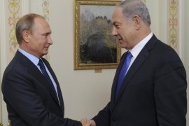 Russian President Vladimir Putin (L) and Israeli Prime Minister Benjamin Netanyahu shake hands during their meeting at the Novo-Ogaryovo state residence outside Moscow, Russia, September 21, 2015. Netanyahu said his visit to Moscow on Monday was aimed at preventing clashes between Russian and Israeli military forces in the Middle East. REUTERS/Mikhail Klimentyev/RIA Novosti/Pool ATTENTION EDITORS - THIS IMAGE HAS BEEN SUPPLIED BY A THIRD PARTY. IT IS DISTRIBUTED, EXACTLY AS RECEIVED BY REUTERS, AS A SERVICE TO CLIENTS.