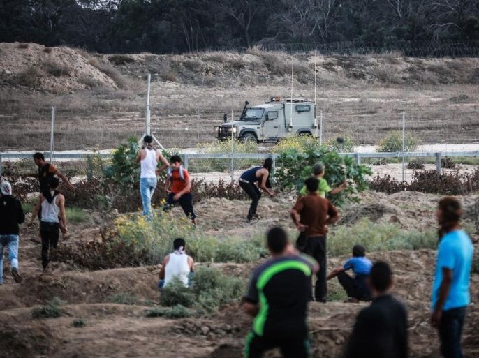 سقوط مزيد من الجرحى الفلسطينيين في تجدد المواجهات مع الاحتلال عند السياج الحدودي مع قطاع غزة 15 أكتوبر 2015