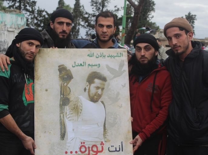 رفع لافتة للإعلامي وسيم العدل اللذي قتل جراء غارة روسية على ريف إدلب.المقترح في الاسفل.