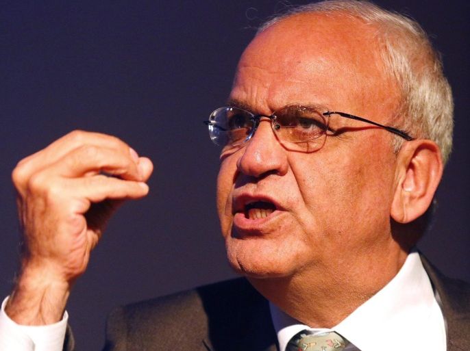 Palestine Liberation Organization (PLO) General Secretary and chief negotiator from Palestine Saeb Erekat (C) speaks during a forum whith Chileans of Jewish descent at the Memorial for Missing People at the Central Cemetery in Santiago de Chile, Chile, 16 August 2015.