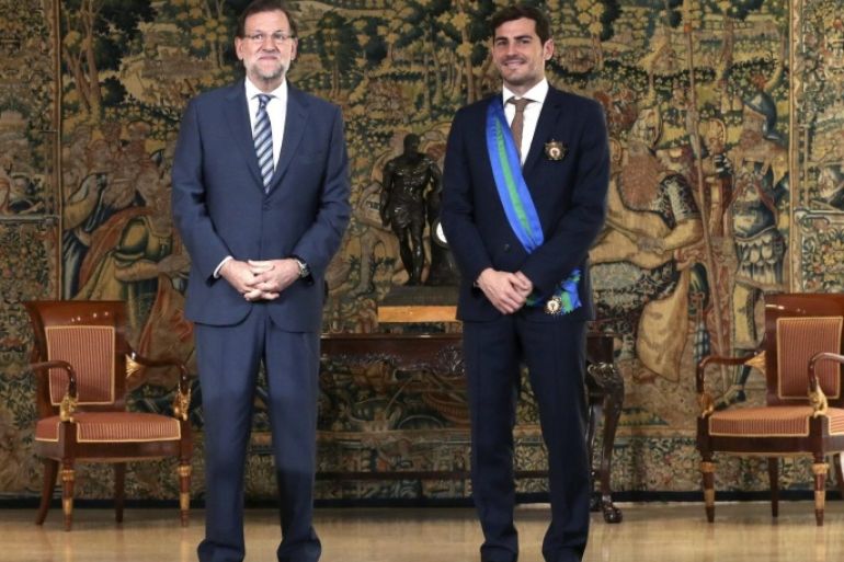 Spanish Prime Minister Mariano Rajoy (L), after decorating Spanish National soccer team captain and Porto's goalkeeper, Iker Casillas, with the Grand Cross of the Royal Order of Sporting Merit, at La Moncloa palace in Madrid, Spain, 10 November 2015.