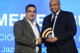 المدير التنفيذي للتكنولوجيا والعمليات في الجزيرة محمد أبو عاقلة خلال تسلمه أفضل رئيس تنفيذي للتكنلوجيا