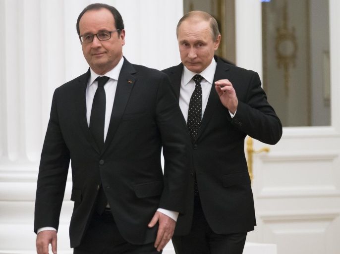 France's President Francois Hollande, left, and Russian President Vladimir Putin enter a hall for their news conference following the talks in Moscow, Russia, Thursday, Nov. 26, 2015.Putin and visiting French President Francois Hollande agreed to share intelligence information and cooperate on selecting targets in the fight against the Islamic State group, raising hope for closer ties between Moscow and the U.S.-led coalition fighting the Islamic State group following the Paris attacks. (AP Photo/Alexander Zemlianichenko, pool)