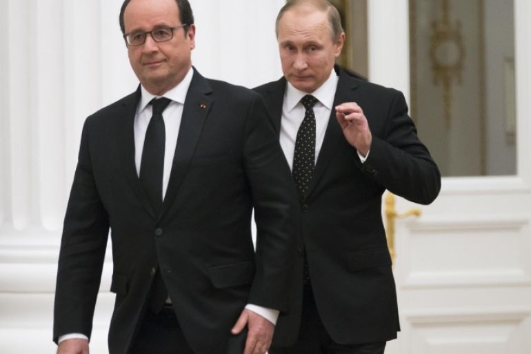 France's President Francois Hollande, left, and Russian President Vladimir Putin enter a hall for their news conference following the talks in Moscow, Russia, Thursday, Nov. 26, 2015.Putin and visiting French President Francois Hollande agreed to share intelligence information and cooperate on selecting targets in the fight against the Islamic State group, raising hope for closer ties between Moscow and the U.S.-led coalition fighting the Islamic State group following the Paris attacks. (AP Photo/Alexander Zemlianichenko, pool)