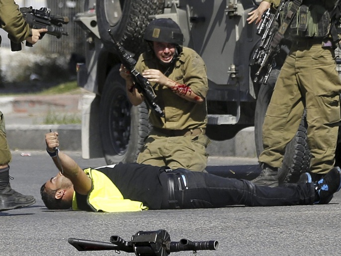 ‪فلسطيني بالخليل بعد طعنه جنديا إسرائيليا قبل شهرين‬  (الأوروبية-أرشيف)