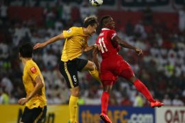 MN1264 - Dubai, -, UNITED ARAB EMIRATES : Ahmed Khalil (R) of UAE's al-Ahli club vies for the ball against Feng Xaioting of China's Guangzhou Evergrande during the first leg match of the AFC Champions League football final at the Rashid Stadium in Dubai on November 7, 2015. The second leg of the final will take place on November 21 in China. AFP PHOTO / MARWAN NAAMANI