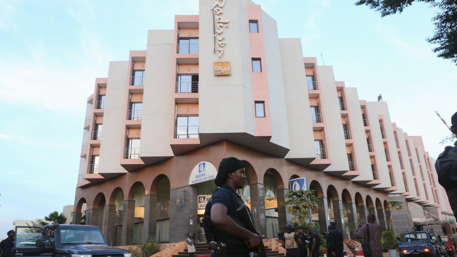 ‪فندق راديسون بلو يقع وسط العاصمة بماكو ويستضيف غالبا الضيوف ورعايا الدول الغربية‬ (رويترز)