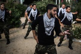 فرقة فنية بغزة تؤدي فقراتها بلغة الإشارة