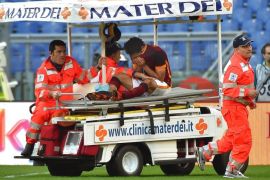 AS Roma's Mohamed Salah leaves the pitch after being injured during the Italian Serie A soccer match between AS Roma and SS Lazio at the Olimpico stadium in Rome, Italy, 08 November 2015.