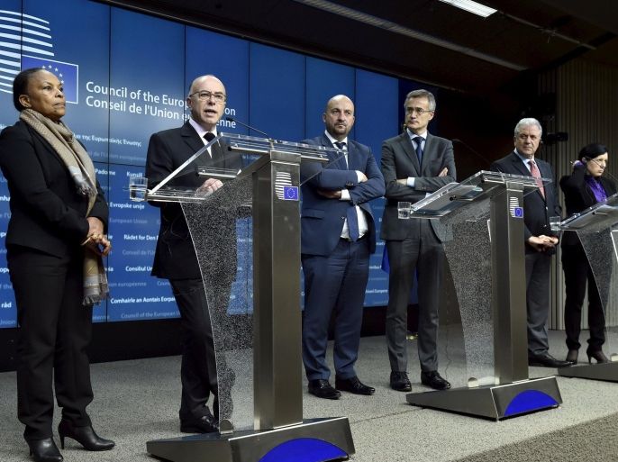 (L-R) France's Justice Minister Christiane Taubira and Interior Minister Bernard Cazeneuve, Luxembourg's Deputy Prime Minister Etienne Schneider and Justice Minister Felix Braz, EU commissioners Dimitris Avramopoulos and Vera Jourava address a news conference after an extraordinary Justice and Home Affairs Council at the European Council in Brussels, Belgium, November 20, 2015. REUTERS/Eric Vidal